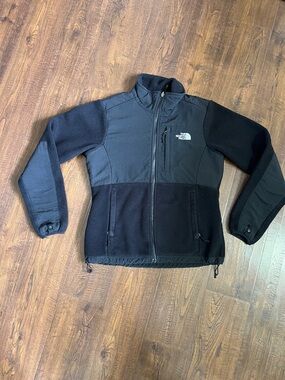 The North Face Women’s Black Hybrid Lightweight Fleece Jacket